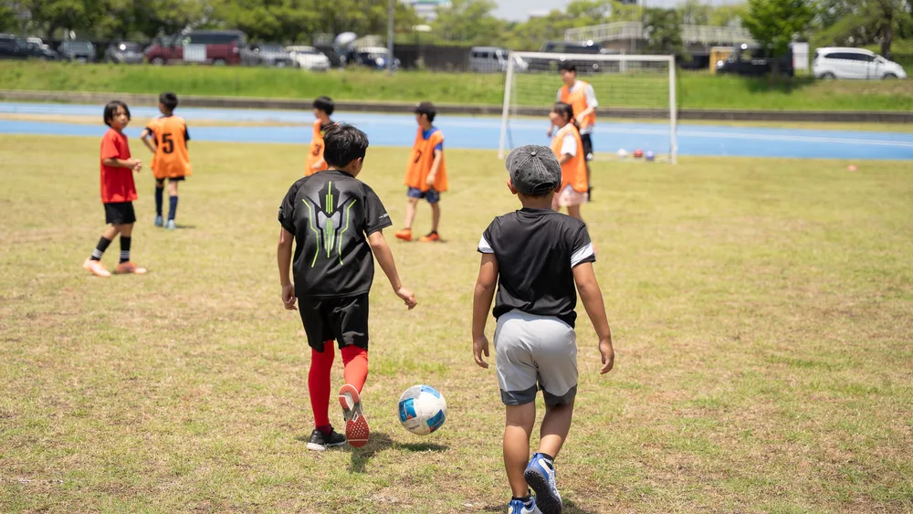 後半にグラウンドで行われたサッカー練習に取り組む子どもたち